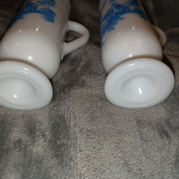 Elegant White and Blue Ceramic Vases - Picture 4 of 4